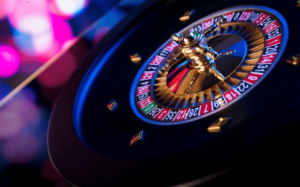 Pengguna meninjau level VIP secara teliti